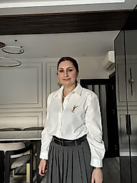 Beyaz Broşlu Gömlek